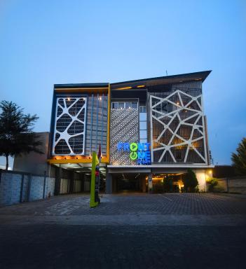 Front One Hotel Sragen - Housity