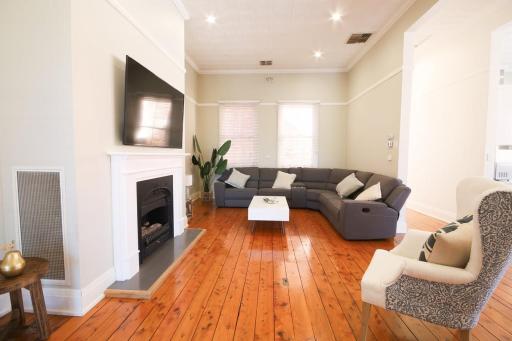 Waterviews - Hidden Gem in CBD - Sleeps 10 - Housity