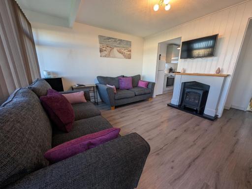 Chalet 319, Hemsby - Two bed chalet, sleeps 5, pet friendly, bed linen and towels included - Housity