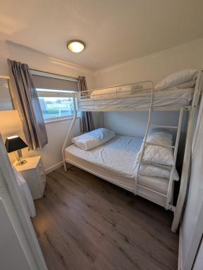 Chalet 319, Hemsby - Two bed chalet, sleeps 5, pet friendly, bed linen and towels included - Housity