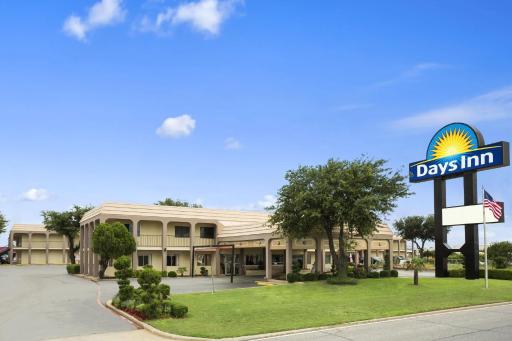 Days Inn by Wyndham Dallas Irving - Housity