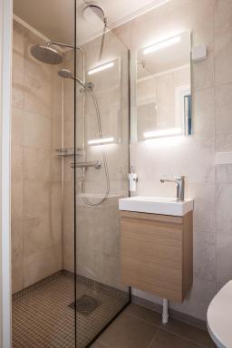 8 Seasons Hotel - Housity
