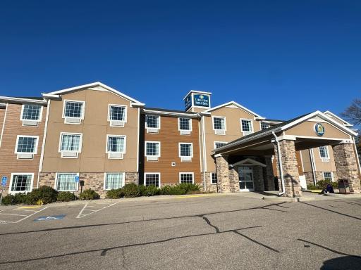 Cobblestone Hotel & Suites - Hutchinson - Housity