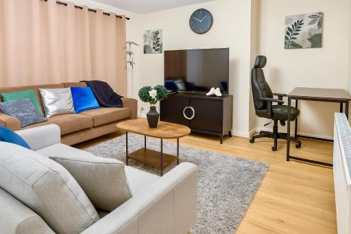Sittingbourne Modern 3BR Home with Free Parking - Housity