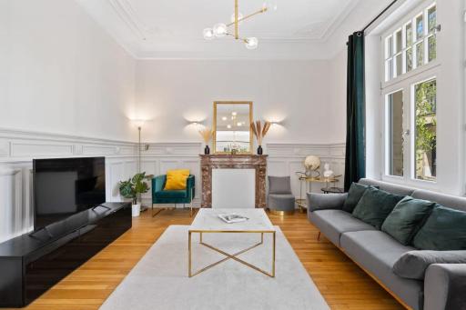 Sleek and Sophisticated in Prime Location - Housity