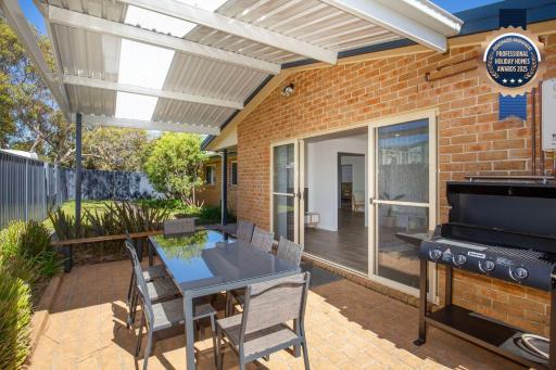 Coastal Capers - Pet Friendly - 10 Mins Walk to Beach - Housity