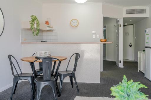 Inner City One Bedroom Apartment with Pool View 22 - Housity