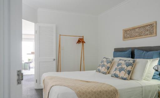 Inner City One Bedroom Apartment with Pool View 22 - Housity