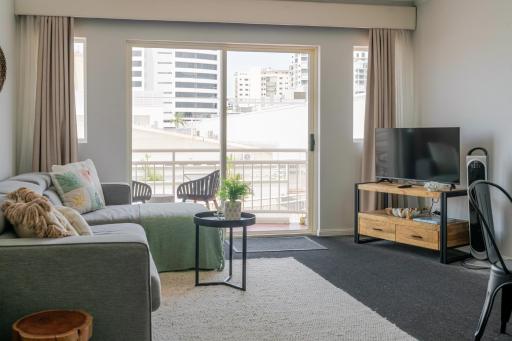 Inner City One Bedroom Apartment with Pool View 22 - Housity