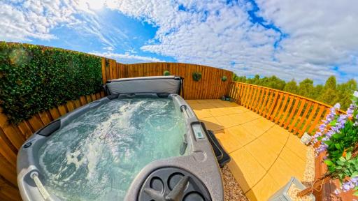 Newmore Highland Pods with Hot Tubs on NC500 - Housity