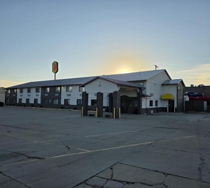 Super 8 by Wyndham Newton - Housity
