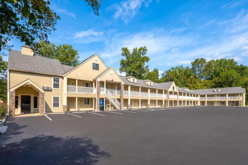 Days Inn by Wyndham Canton - Housity