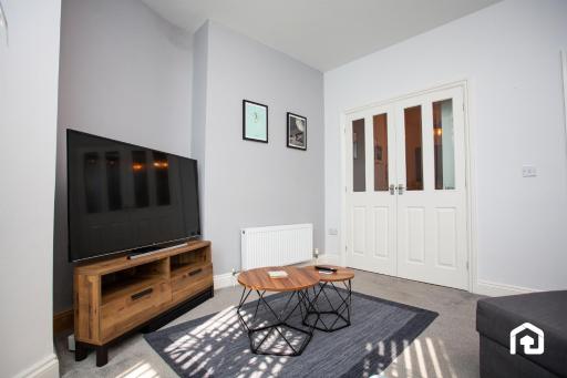 Stylish Cosy Two Bed Apartment - Coast Location - Housity