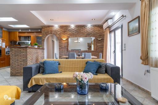 'The Seagull' Traditional Cottage - Housity