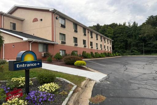 Days Inn by Wyndham Torrington - Housity
