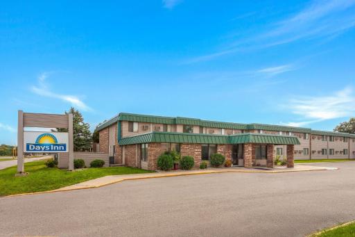 Days Inn by Wyndham Mason City - Housity