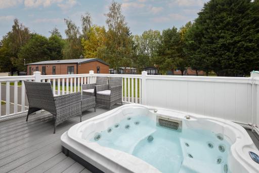 Teejay's Lodge with Hot Tub - Housity