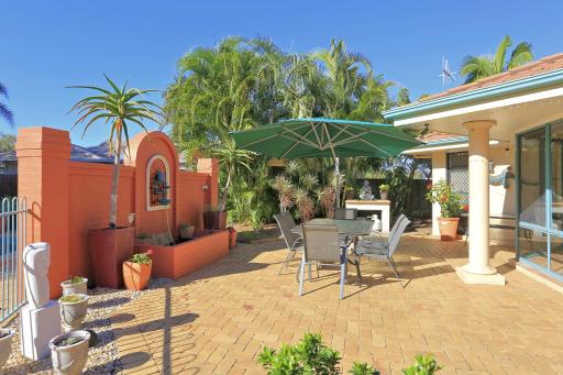 Golden Cane Bed & Breakfast - Housity