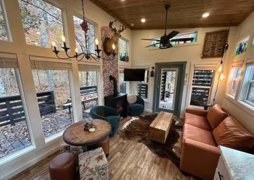 Blueberry Farm Cottage, Hot Tub, Creek, Game Room - Housity