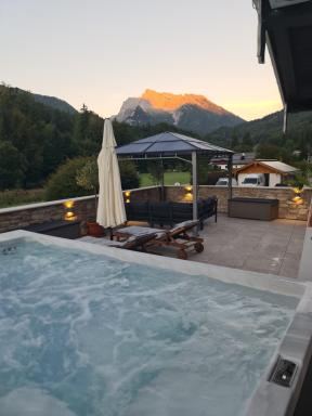 Wellness Apartment mit Sauna, Outdoor Whirlpool & Kamin - Housity