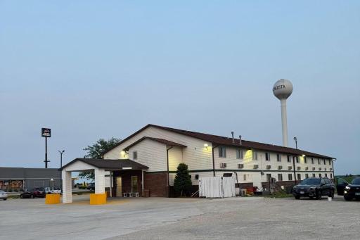 Super 8 by Wyndham Mendota I-39 - Housity