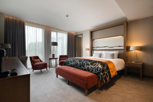 Clayton Hotel Chiswick - Housity