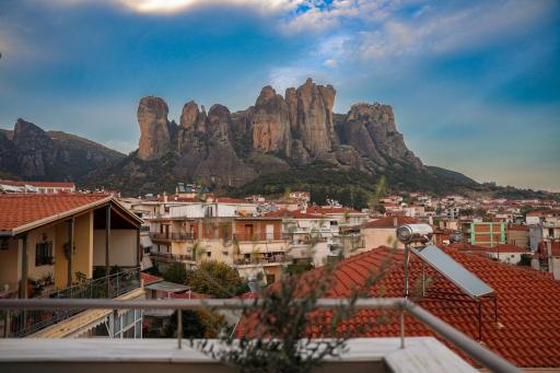 Rock State View - Unique Overlooking Meteora Flat - Housity