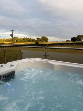 Shropshire Lodges - Romantic Luxury Hot Tub Breaks - Housity