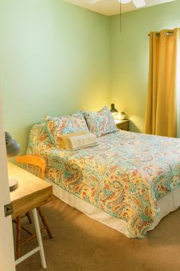 Private cozy room with desk near casinos - Housity