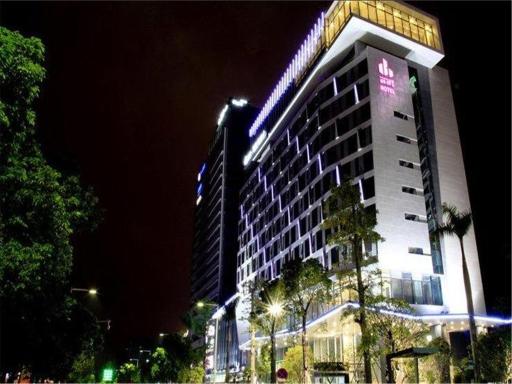 The Summit Hotel - Housity
