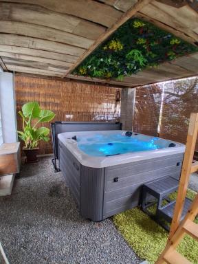Gîte, jacuzzi & vin au grenier de Madiran - Housity