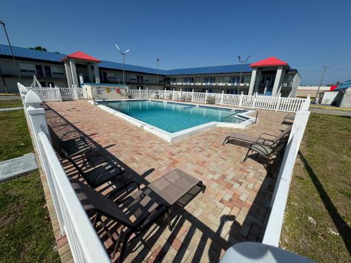 Englewood Inn & Suites - Housity