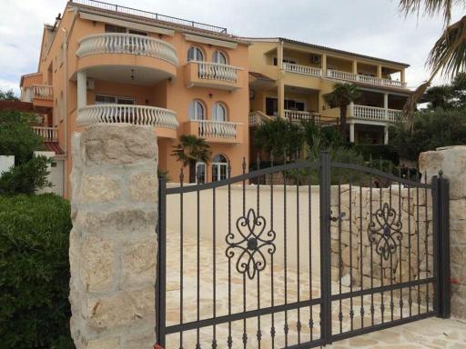 Utković Beachfront Apartments - Housity
