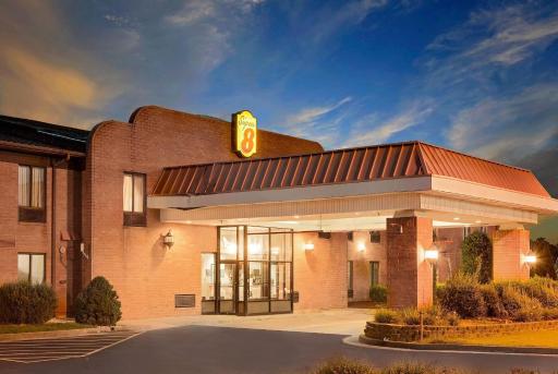 Super 8 by Wyndham Metropolis - Housity