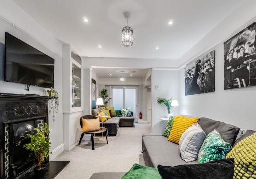 Central Pier Place - By My Getaways - Housity