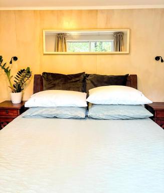 Tui Bush Chalet and Hot tub - Housity