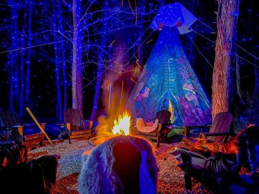 Enchanted Forest Cabin And Teepee! Lights & Laser Show! Private Hot Tub! Unique Stay! - Housity