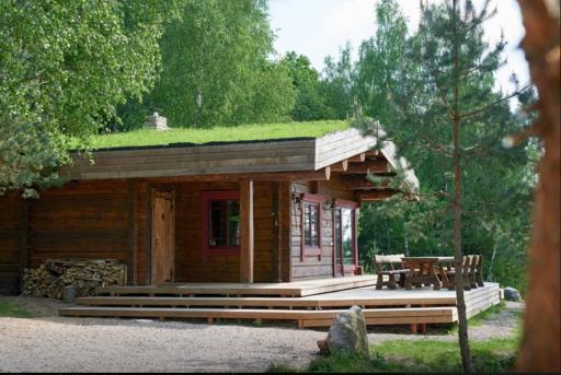 Namelis šalia vynuogyno - Housity