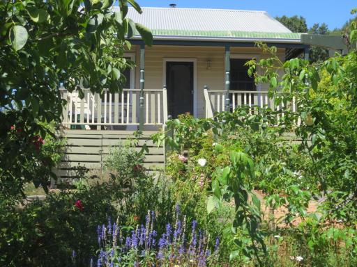 Walnut Cottage via Leongatha - Housity