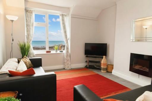 2BR Seaside Escape in Wales with Sea View - Housity