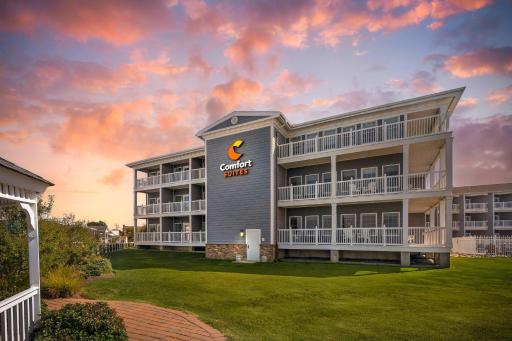 Comfort Suites Chincoteague Island Bayfront Resort - Housity