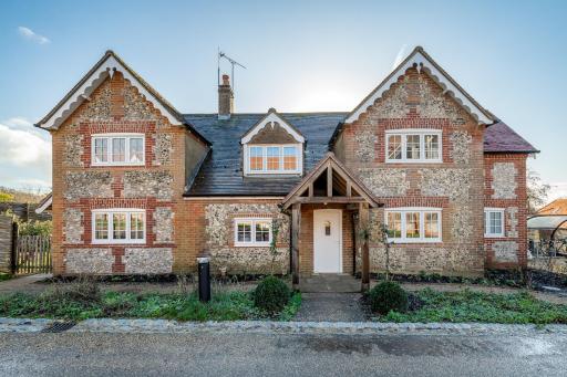 Garsington Studios Chilterns Farm House - Pass the Keys - Housity