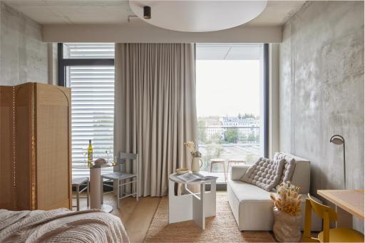 Locke at East Side Gallery - Housity