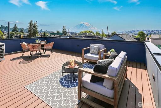 Ballard 5 bedroom Family Vacation Home - Housity