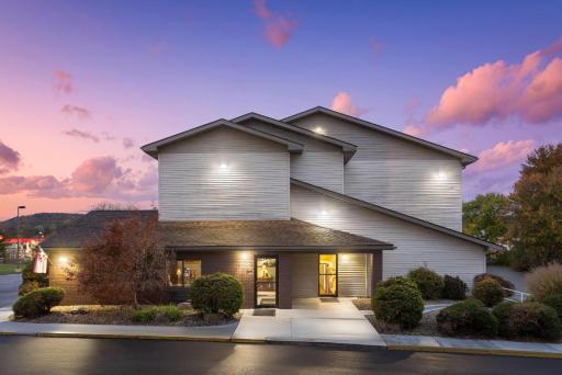 Super 8 by Wyndham New Stanton - Housity