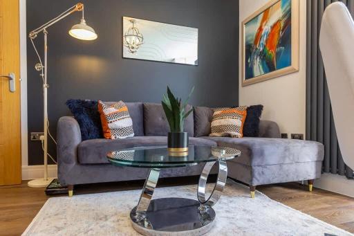 Bright cheery 4 bd apartment by Brighton Station - Housity