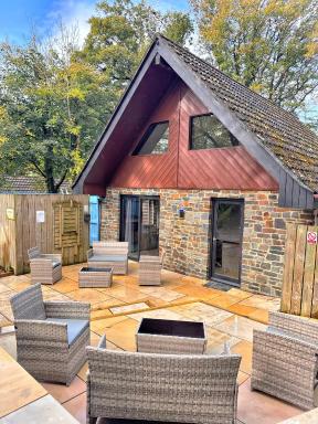Primrose 17-Woodland Lodges-Carmarthen-Pembroke - Housity