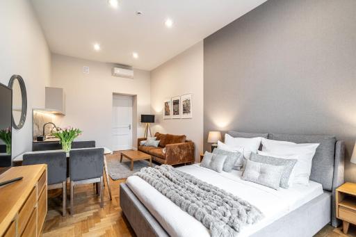 Venetian House Market Square Aparthotel - Housity