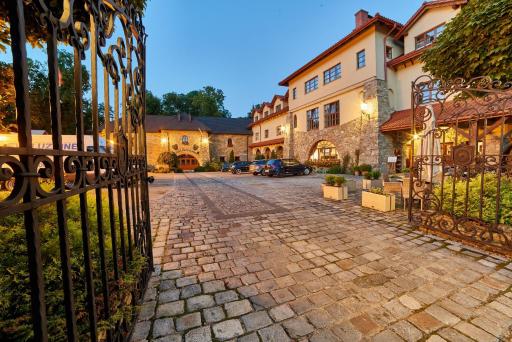 Folwark Stara Winiarnia - Housity