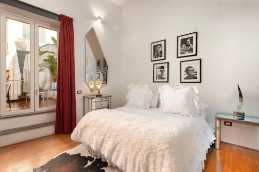 San Teodoro Apartment with Private Terrace Chiaia - Housity